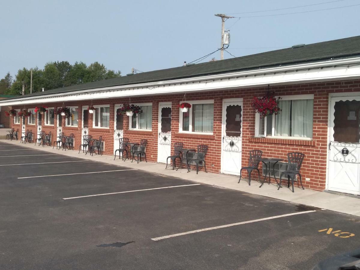 Algoma Motel 와와 외부 사진